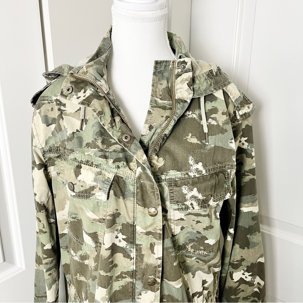 Aritzia Talula Hooded Camouflage Print Utilitarian Cargo Jacket - Size Medium - Picture 2 of 16